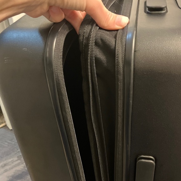 Quince expandable 22” small carry on Black Rolling Suitcase - Picture 5 of 11